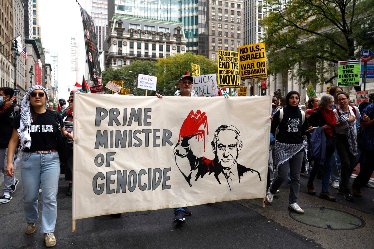Manifestantes pro palestinos sostienen una pancarta como parte de una protesta en toda la ciudad contra el primer ministro israelí, Benjamin Netanyahu, el 26 de septiembre de 2024 en Nueva York. (Foto de John Lamparski / AFP)