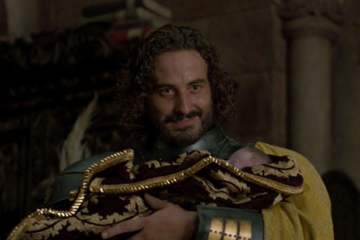 Harwin Strong cargando a Joffrey Velaryon en el episodio 6 de "House of the Dragon" (Foto: HBO)