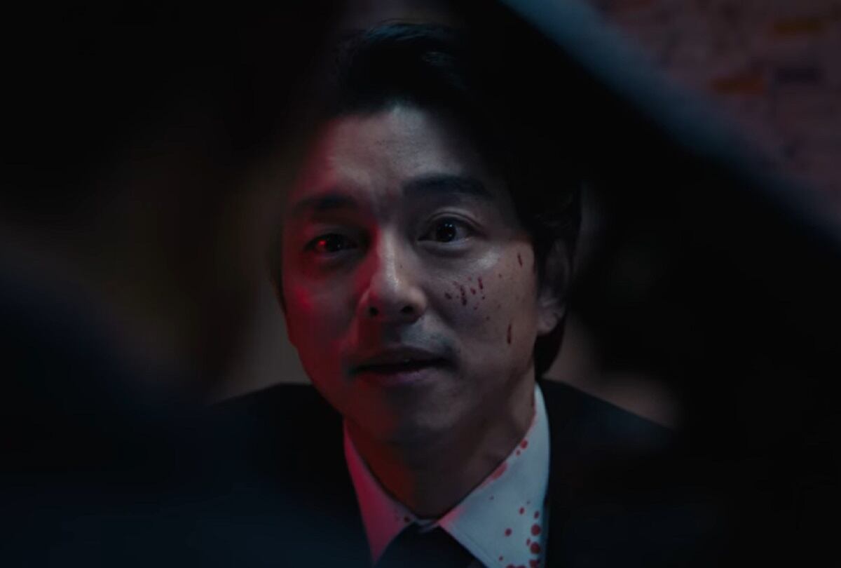 El reclutador (Gong Yoo) juega a la ruleta rusa con Gi-hun (Lee Jung-jae) al inicio de la temporada 2 de "El juego del calamar" (Foto: Netflix)
