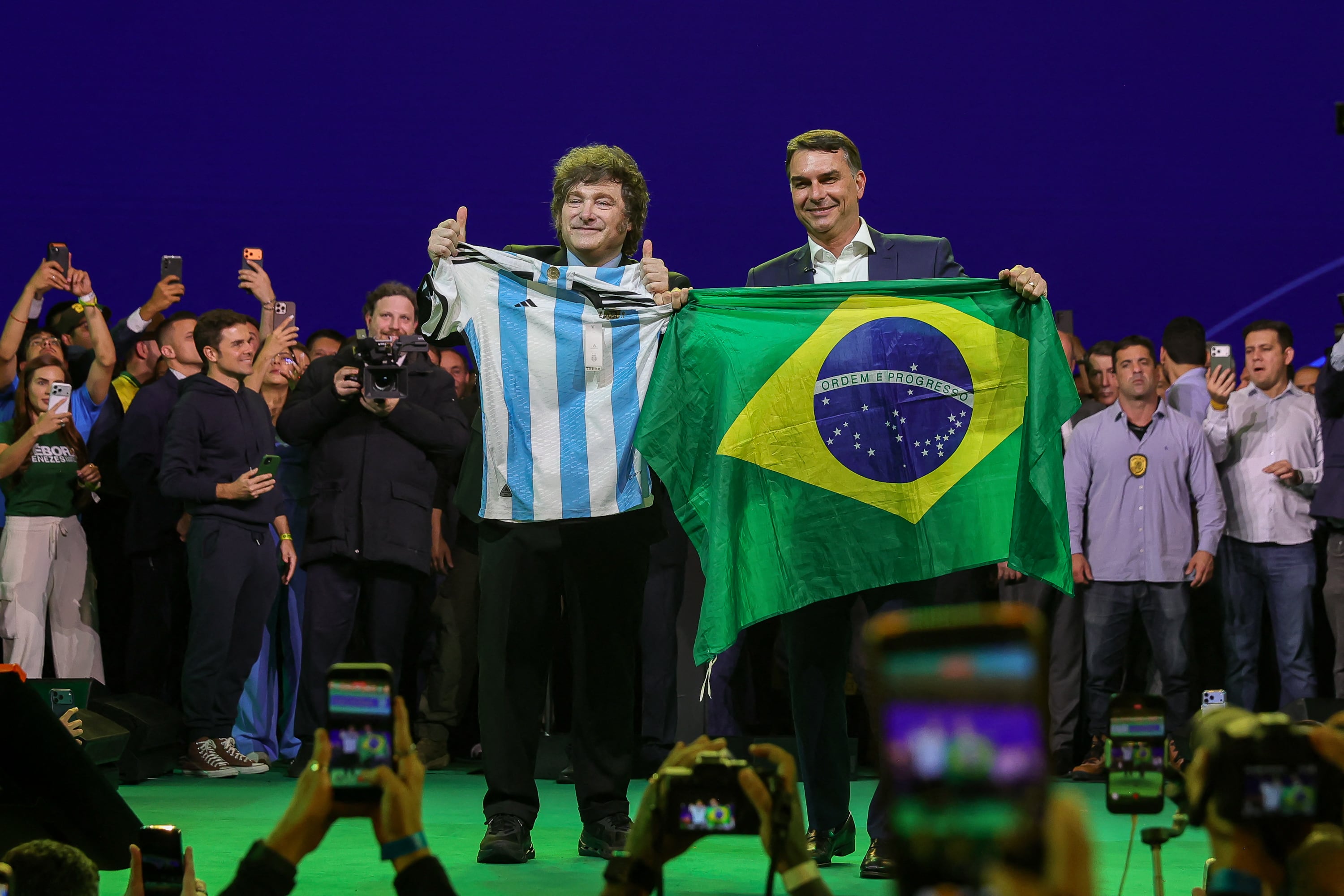 El presidente argentino Javier Milei sostiene una camiseta de la selección argentina junto al senador Flavio Bolsonaro, quien sostiene una bandera brasileña, en São Paulo, Brasil, el 25 de julio de 2026. (Foto de Allison Sales/NurPhoto).