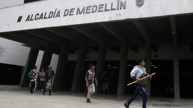 Colombia: Indígenas que protestaban en el centro de Medellín irrumpen en la Alcaldía