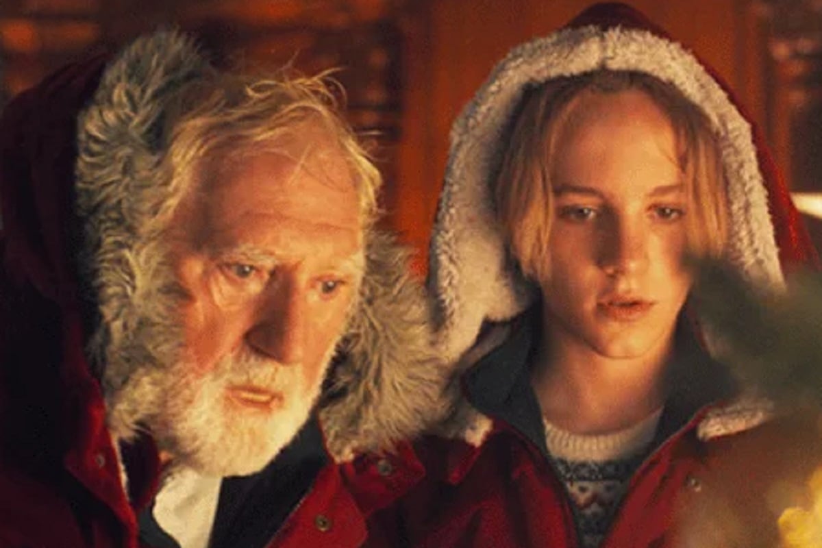 Noël Claus y Jules Claus preocupados por el ruido que hizo Norah en la película "La familia Claus 3" (Foto: Netflix)