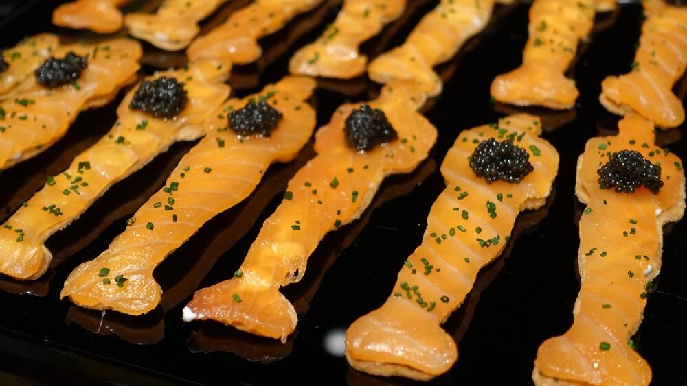 Salmón ahumado con la forma de las estatuillas del Oscar, un clásico de Wolfgang Puck en la celebración post premios.