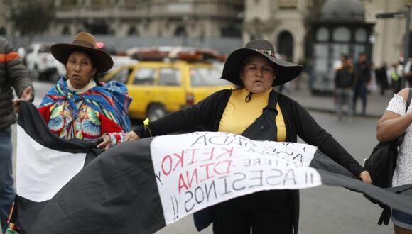 Manifestantes con banderola en contra del Gobierno. Foto: Anthony Niño de Guzmán/@photo.gec