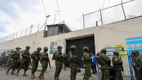 Soldados ecuatorianos se aprestan a ingresar a la cárcel del Inca tras un amotinamiento de presos hoy, en Quito (Ecuador). Foto: José Jácome/EFE