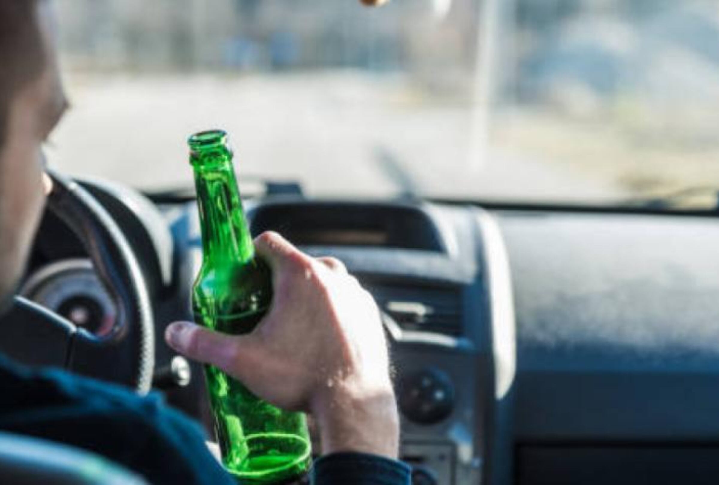 En California, beber mientras conduce puede resultar en miles de dólares en multas (Foto: Freepik)