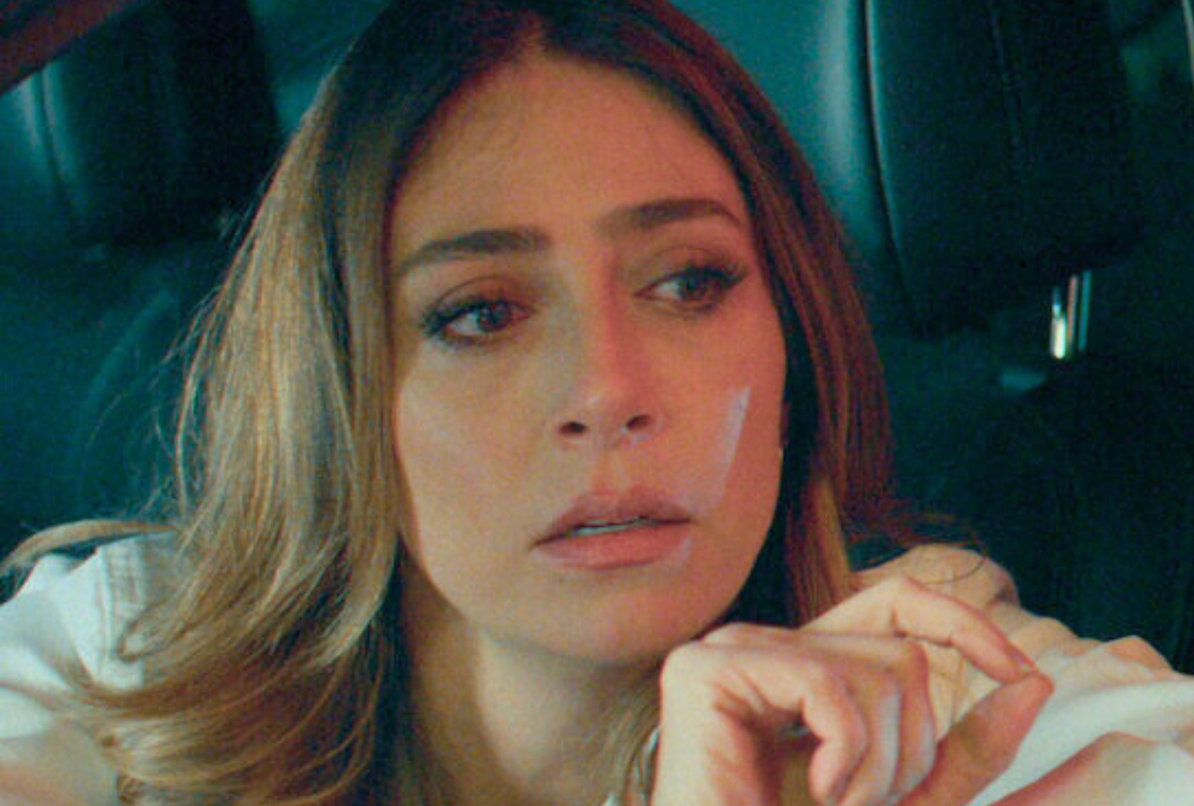 La actriz colombiana Verónica Orozco interpreta a Alicia Fernández a lo largo de la serie “Simplemente Alicia”. Ella es una mujer que decide casarse con dos hombres simultáneamente (Foto: Netflix)