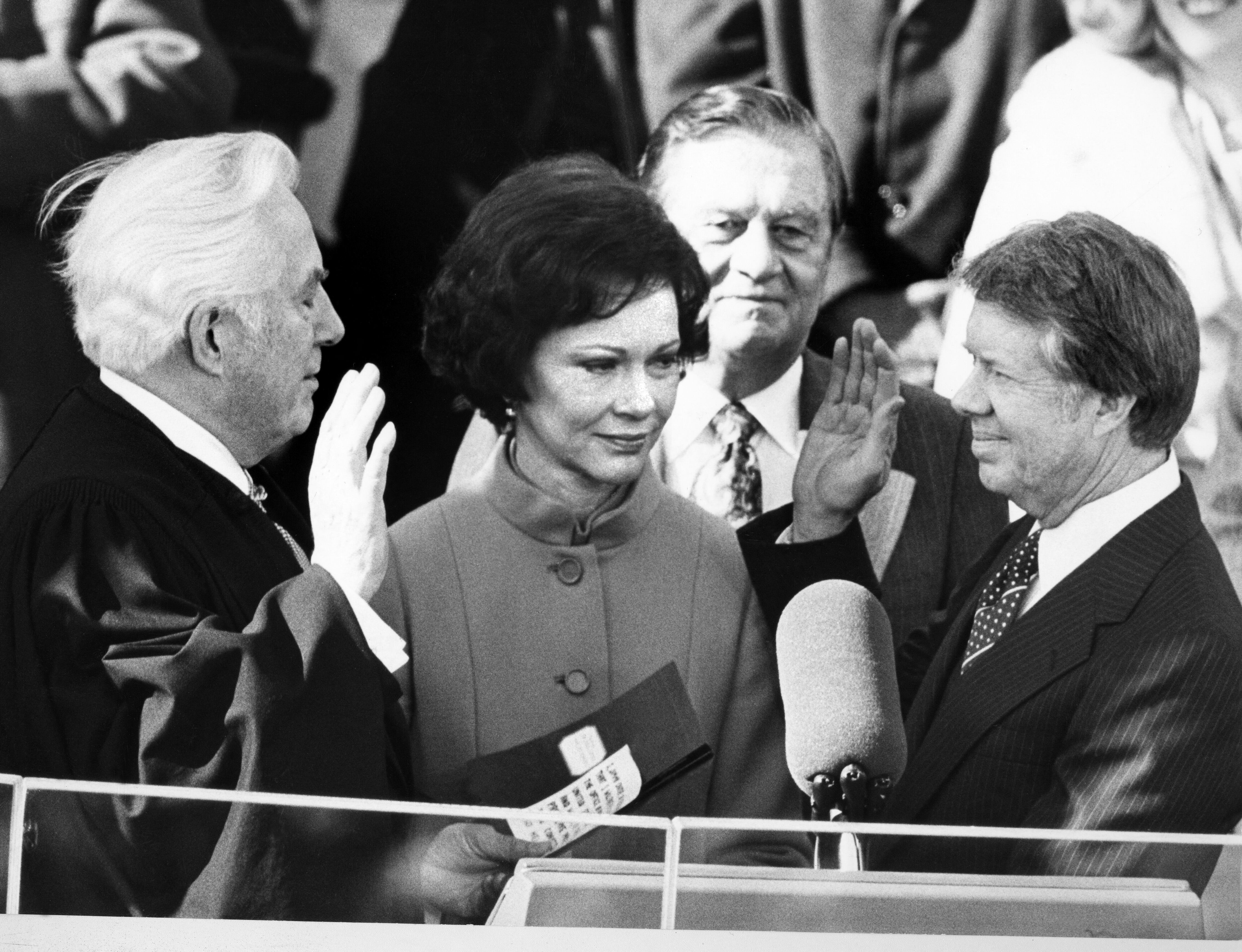 El presidente del Tribunal Supremo, Warren Burger, toma juramento a Jimmy Carter como 39º presidente de los Estados Unidos el 20 de enero de 1977. Rosalynn Carter está observando. (Foto: AFP).