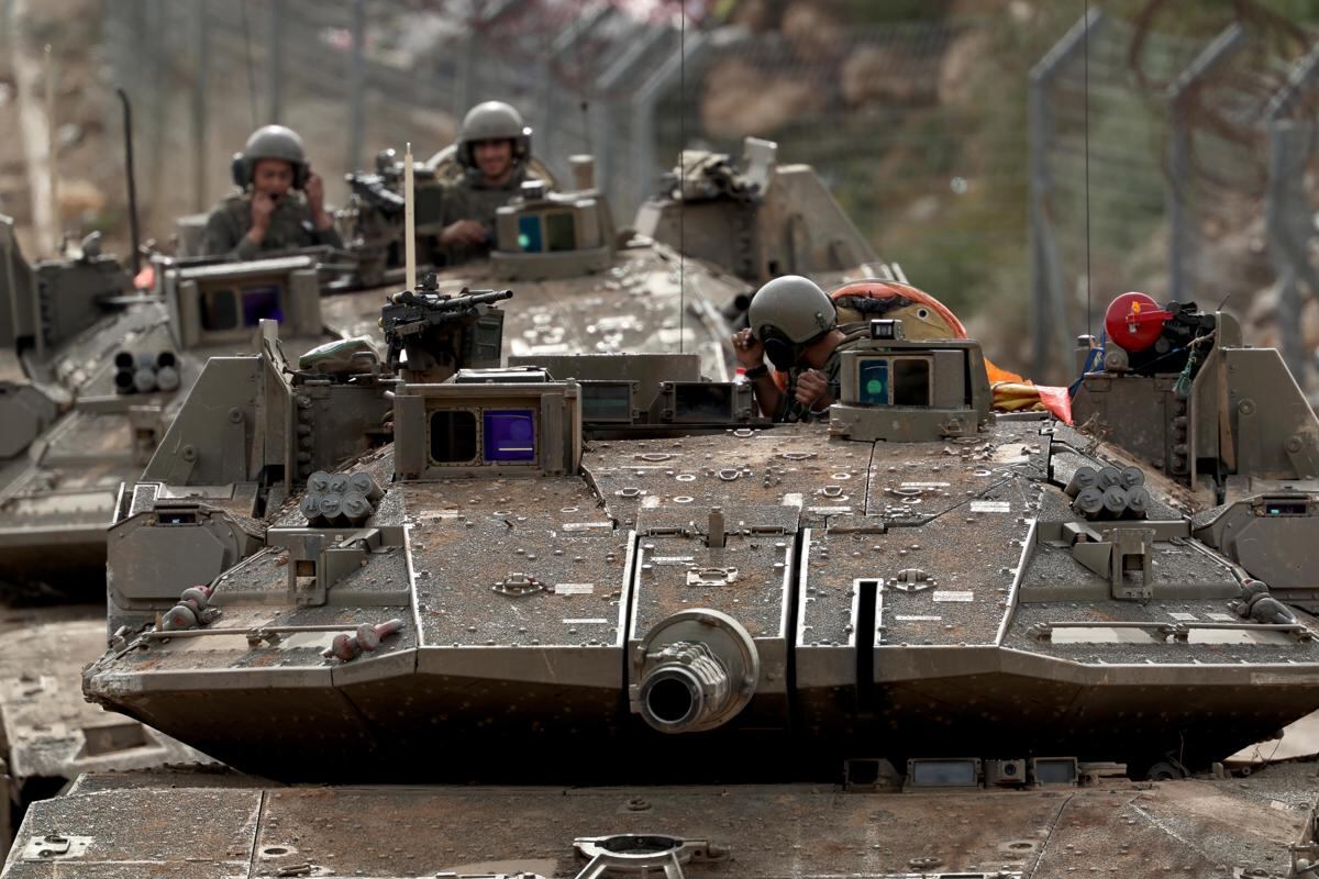 Las tropas israelíes se desplazan dentro de la zona de amortiguación entre Israel y Siria, cerca de la aldea drusa de Majdal Shams, en los Altos del Golán anexados por Israel, el 10 de diciembre de 2024. (Foto de EFE/EPA/ATEF SAFADI)