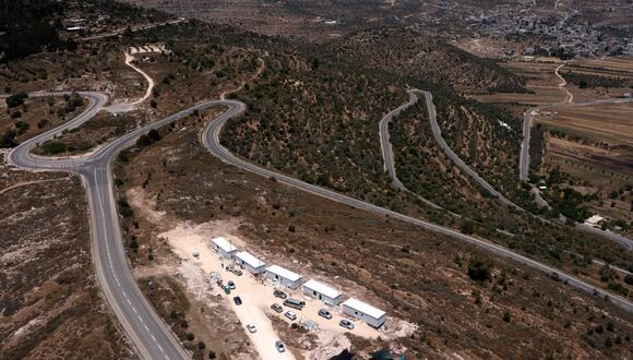 Una vista aérea muestra estructuras prefabricadas en un nuevo puesto cerca del asentamiento israelí de Ma'ale Levona, en la Cisjordania ocupada. (Foto de MENAHEM KAHANA / AFP)