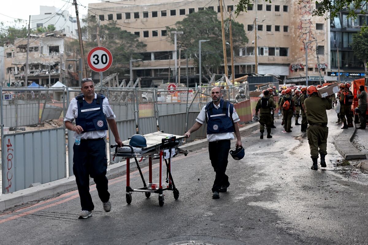 Equipos de rescate y personal médico israelíes se reúnen en el lugar donde misiles balísticos iraníes impactaron edificios en Tel Aviv, Israel, el 16 de junio de 2025. (Foto de EFE/EPA/ATEF SAFADI)