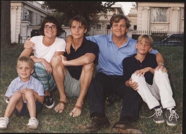 Pedro Pascal (al medio, con camiseta negra) junto a su familia.