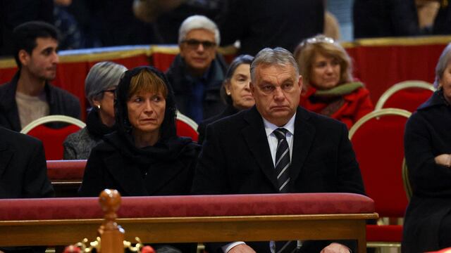 El primer ministro húngaro Orbán visita la capilla ardiente de Benedicto XVI