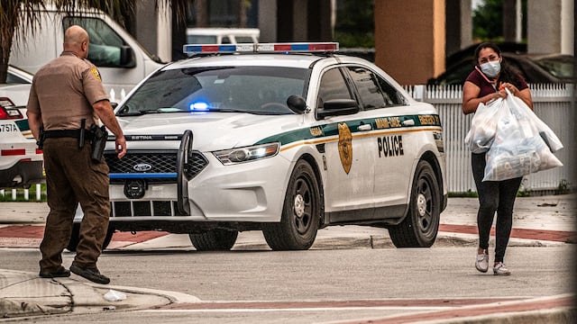 Policía de Florida abrió fuego contra su vehículo tras confundir el ruido de una bellota con un disparo | VIDEO