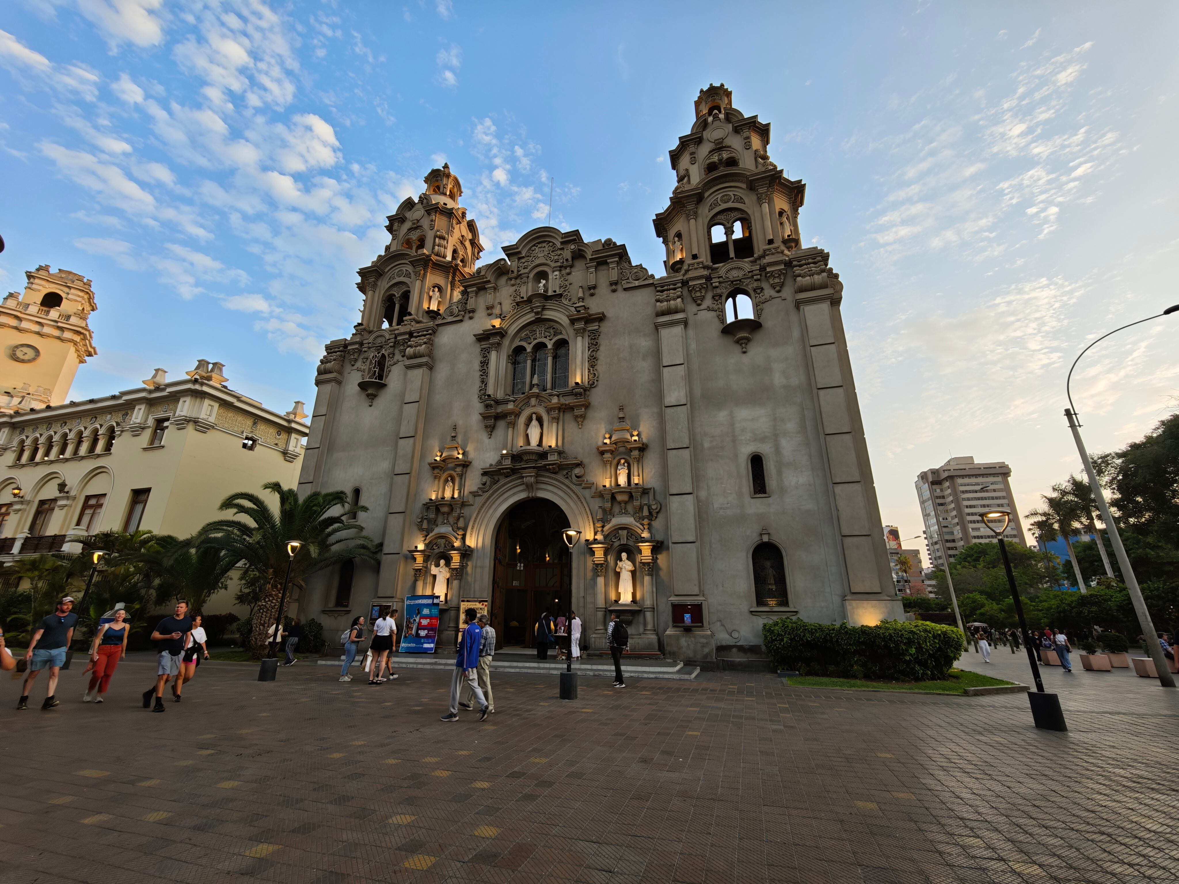 Ultra gran angular en un ambiente con poca luz.