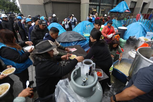 Además de acampar, se han organizado en la Av. Abancay y alrededores diversas ollas comunes por familiares que acompañaron a los mineros. (Foto: Antonio Melgarejo / @photo.gec)
