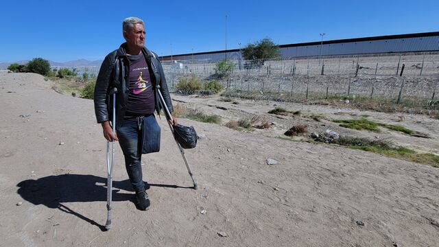 Con un solo pie, un venezolano llega a la frontera de México en busca de una prótesis en EE.UU.