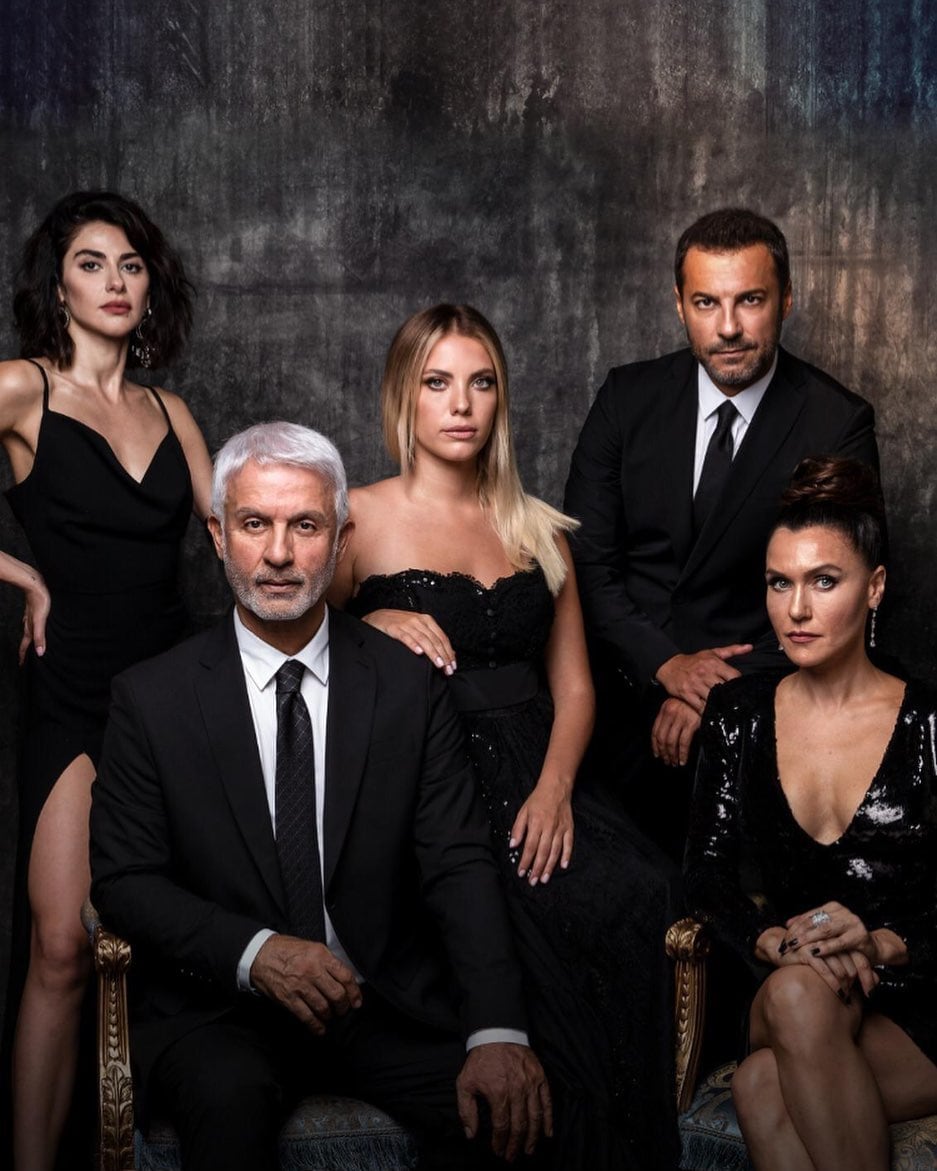 El intérprete al lado de los protagonistas de "Pecado Original" (Foto: Talat Bulut / Instagram)