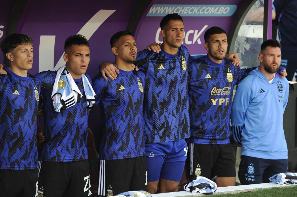 Argentina's forward Lionel Messi (R) and teammates stand during the 2026 FIFA World Cup South American qualifiers football match between Bolivia and Argentina, at the Hernando Siles stadium in La Paz, on September 12, 2023. (Photo by Jorge Bernal / AFP)