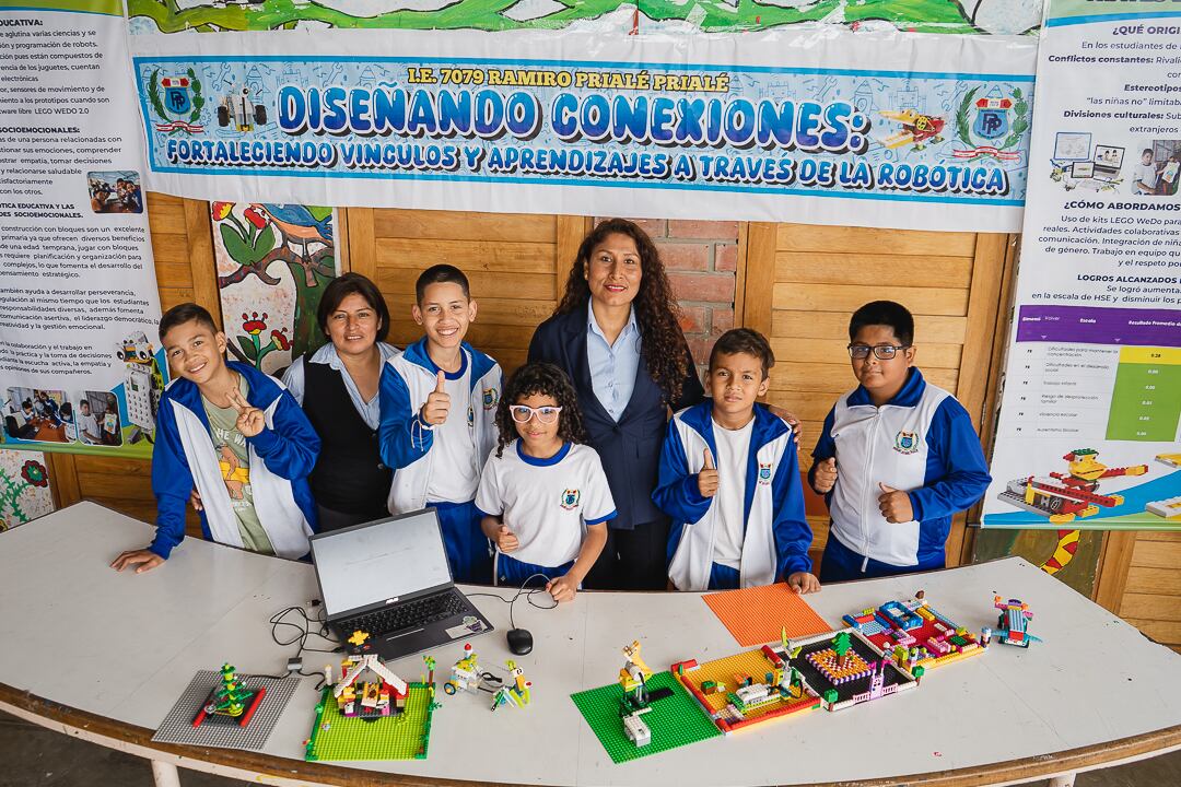 La profesora Sayury Almirón (centro), a cargo del proyecto de robótica educativa en el colegio Ramiro Prialé. (Foto: Difusión)