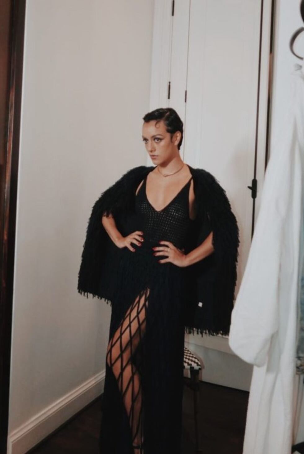 La actriz portagonista de la recién estrenada película peruana lució un total look negro. Jely combinó un ajustado vestido tejido con un abrigo a juego. Complementó su atuendo con unas medias de rejilla y un dramático maquillaje. (Foto: Giuseppe Falla).