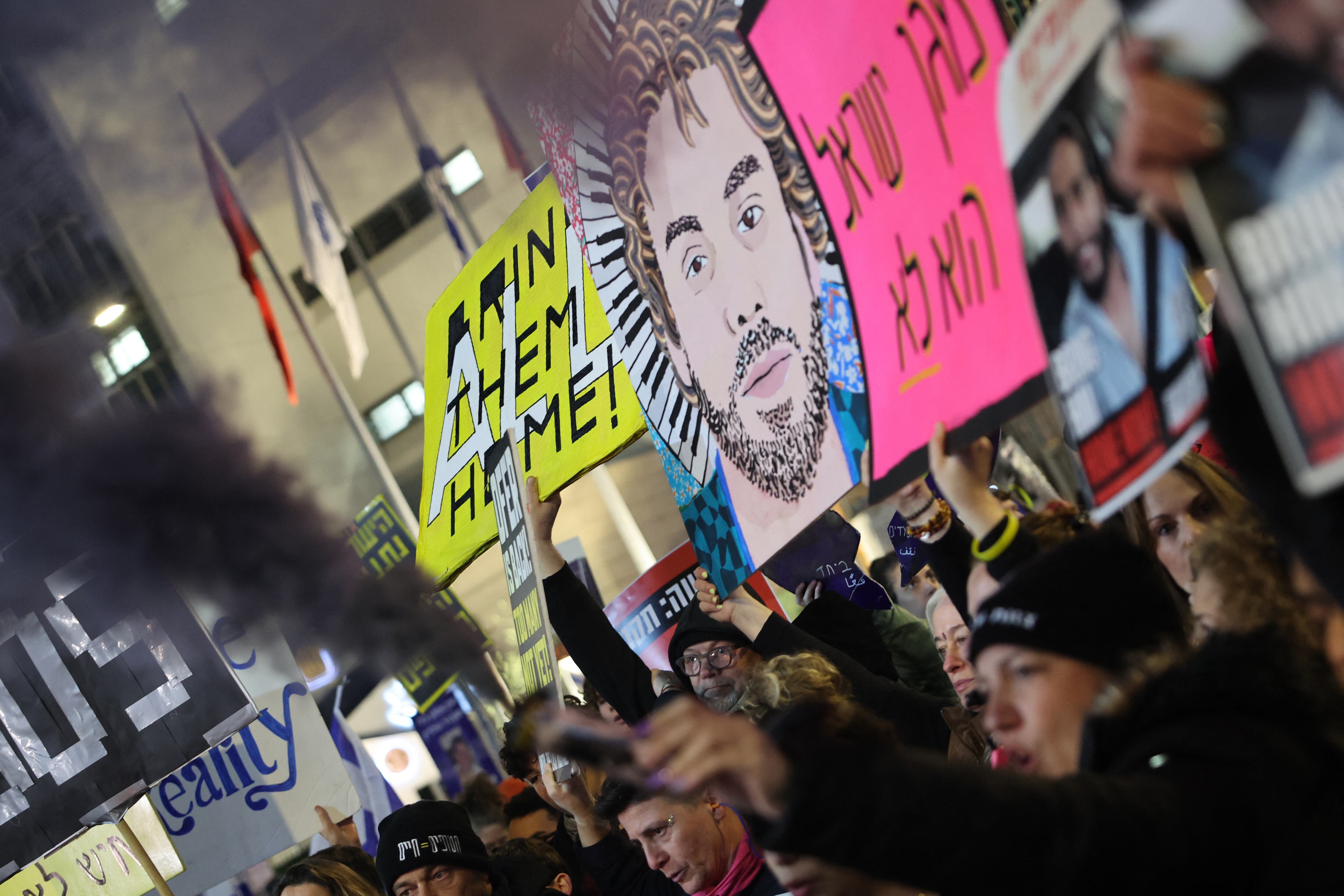 Los manifestantes levantan pancartas y corean consignas durante una protesta que pide la liberación de los rehenes cautivos en Gaza desde el ataque del 7 de octubre de 2024 por militantes palestinos. Foto: Jack GUEZ / AFP