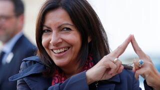 ¿Quién es Anne Hidalgo, la alcaldesa de París que fue multada por contratar demasiadas mujeres?