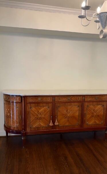 Amanda DeWitt expresó su emoción al encontrar un buffet Luis XVI en Facebook Marketplace. (Foto: @itsamandadewitt)