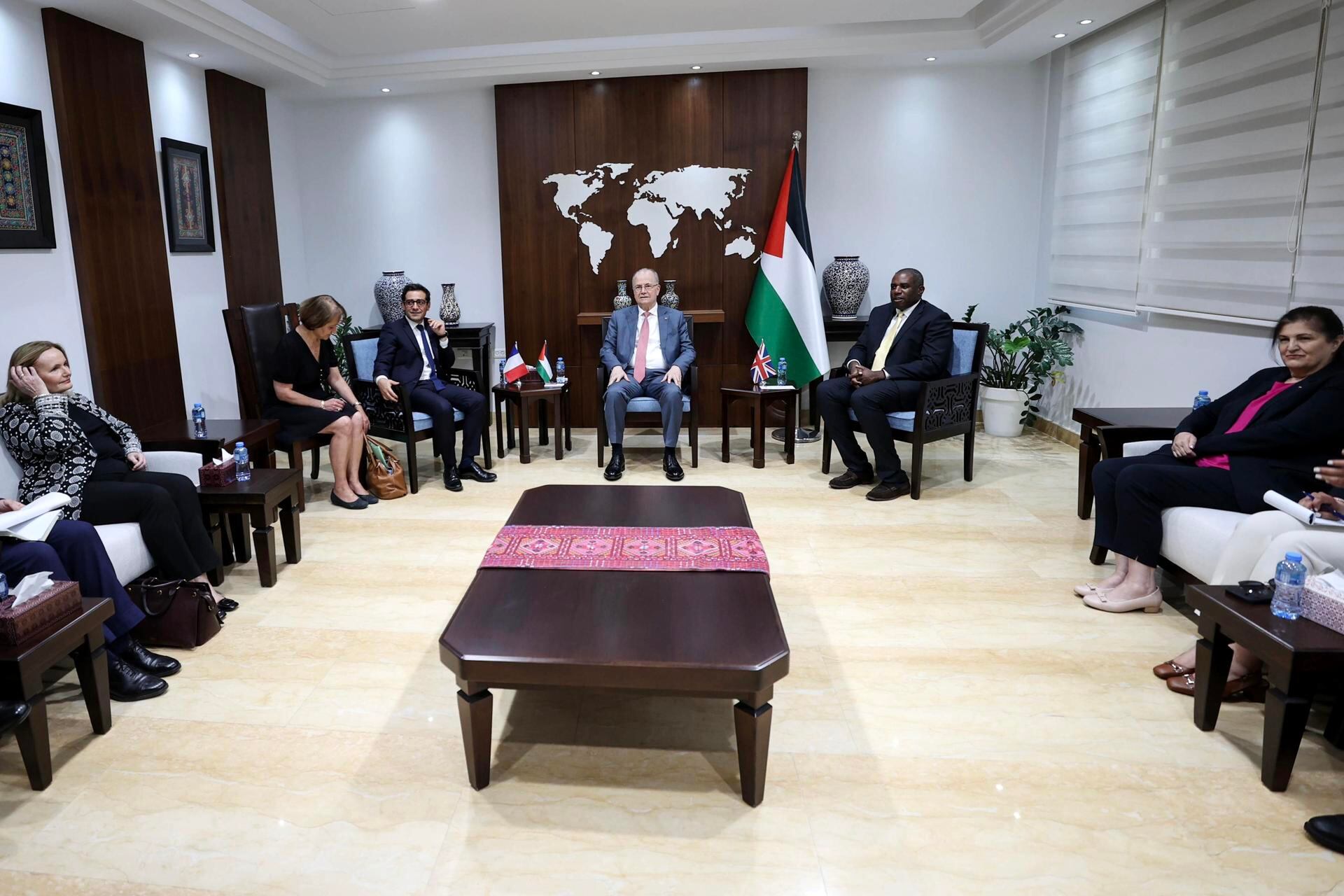 El primer ministro palestino, Mohammed Mustafa (centro), se reúne con el ministro de Asuntos Exteriores británico, David Lammy (centro-derecha), y el ministro de Asuntos Exteriores francés, Stéphane Sejourne (centro-izquierda), durante su visita a la ciudad cisjordana de Ramallah, el 16 de agosto de 2024. EFE/EPA/SHADI HATEM