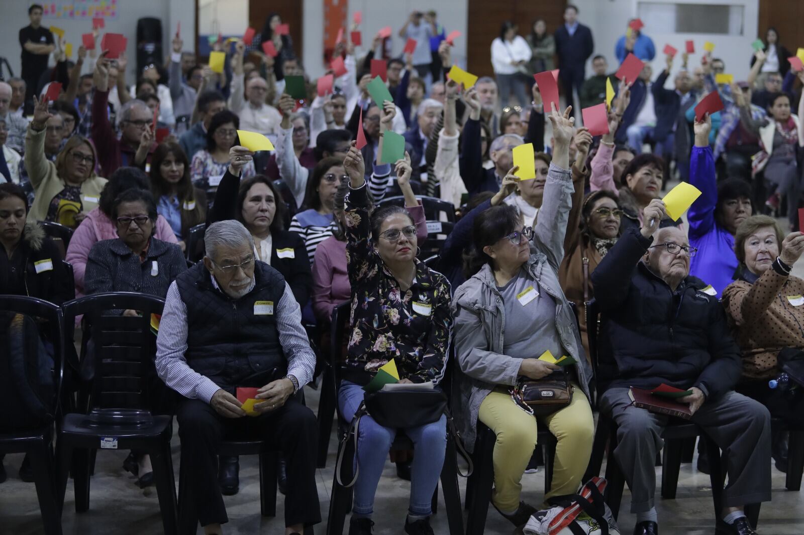 A través de una dinámica de tarjetas semáforo, los vecinos de Surco pudieron expresar su nivel de satisfacción frente a problemáticas como seguridad, tránsito y reciclaje en el distrito.