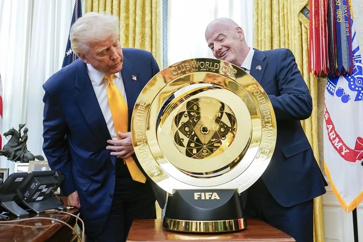 Fotografía de archivo del presidente de Estados Unidos, Donald J Trump (i), junto al presidente de la FIFA, Gianni Infantino, y el trofeo del Mundial de Clubes. Foto: EFE/EPA/CHRIS KLEPONIS