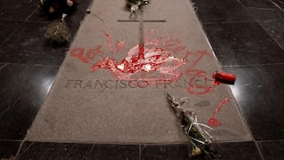 Un artista gallego profana la tumba del dictador Francisco Franco con pintura roja