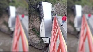 Apurímac: conductor de tráiler pierde el control y acaba suspendido de puente Chontay | VIDEO