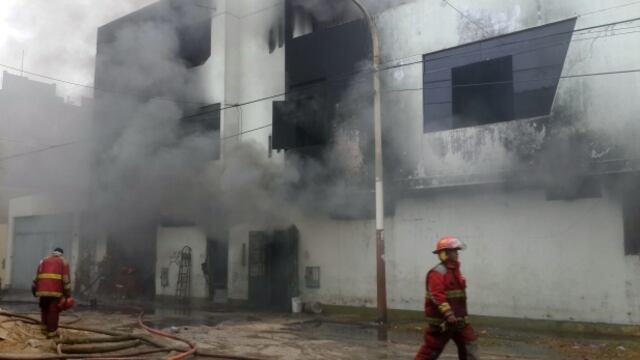 Incendio en taller de San Martín de Porres está controlado
