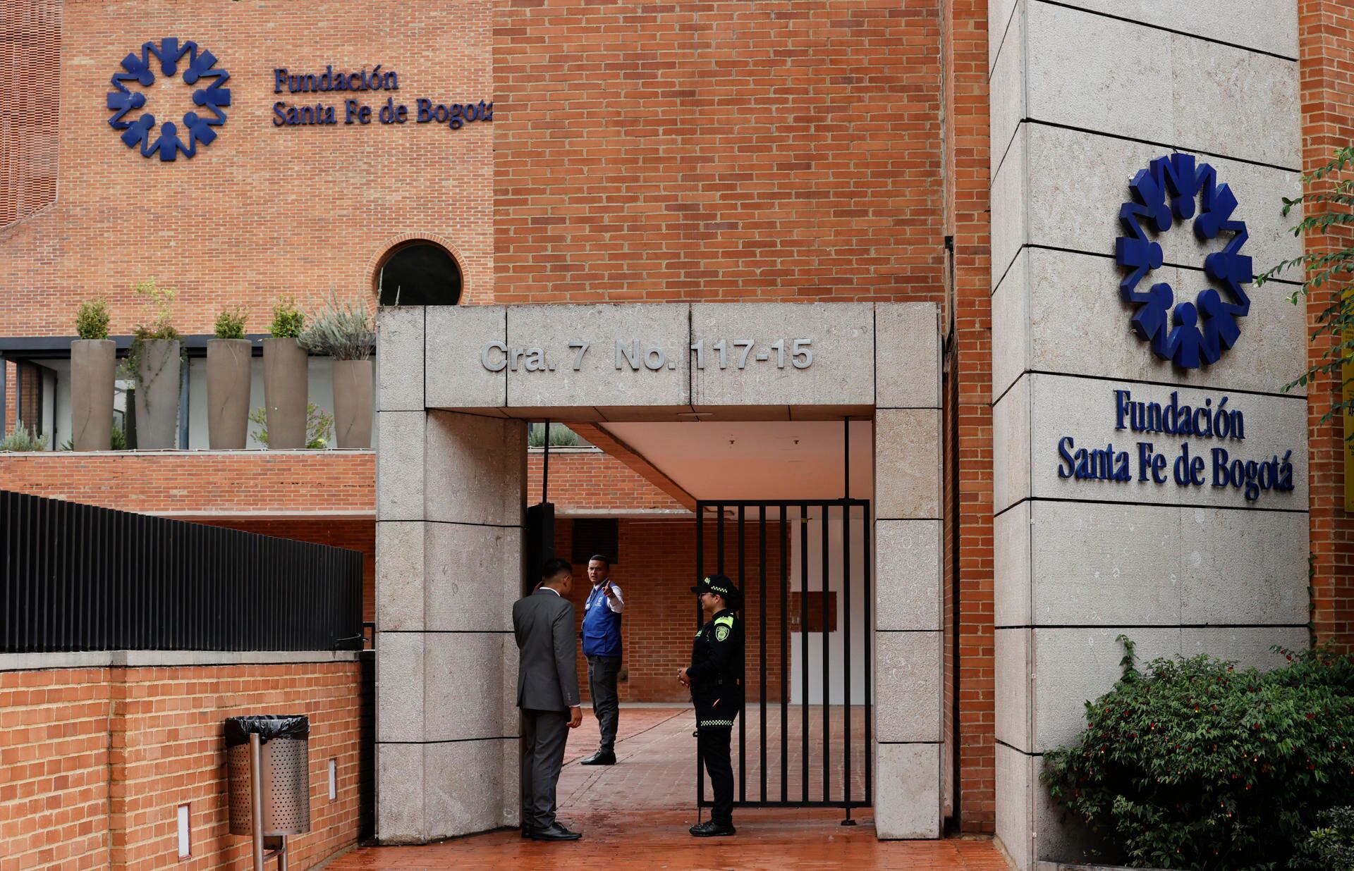 Una integrante de la policía custodia una entrada de la Fundación Clínica Santa Fe este lunes, donde es atendido el senador y precandidato presidencial Miguel Uribe Turbay en Bogotá (Colombia). EFE/ Mauricio Dueñas Castañeda