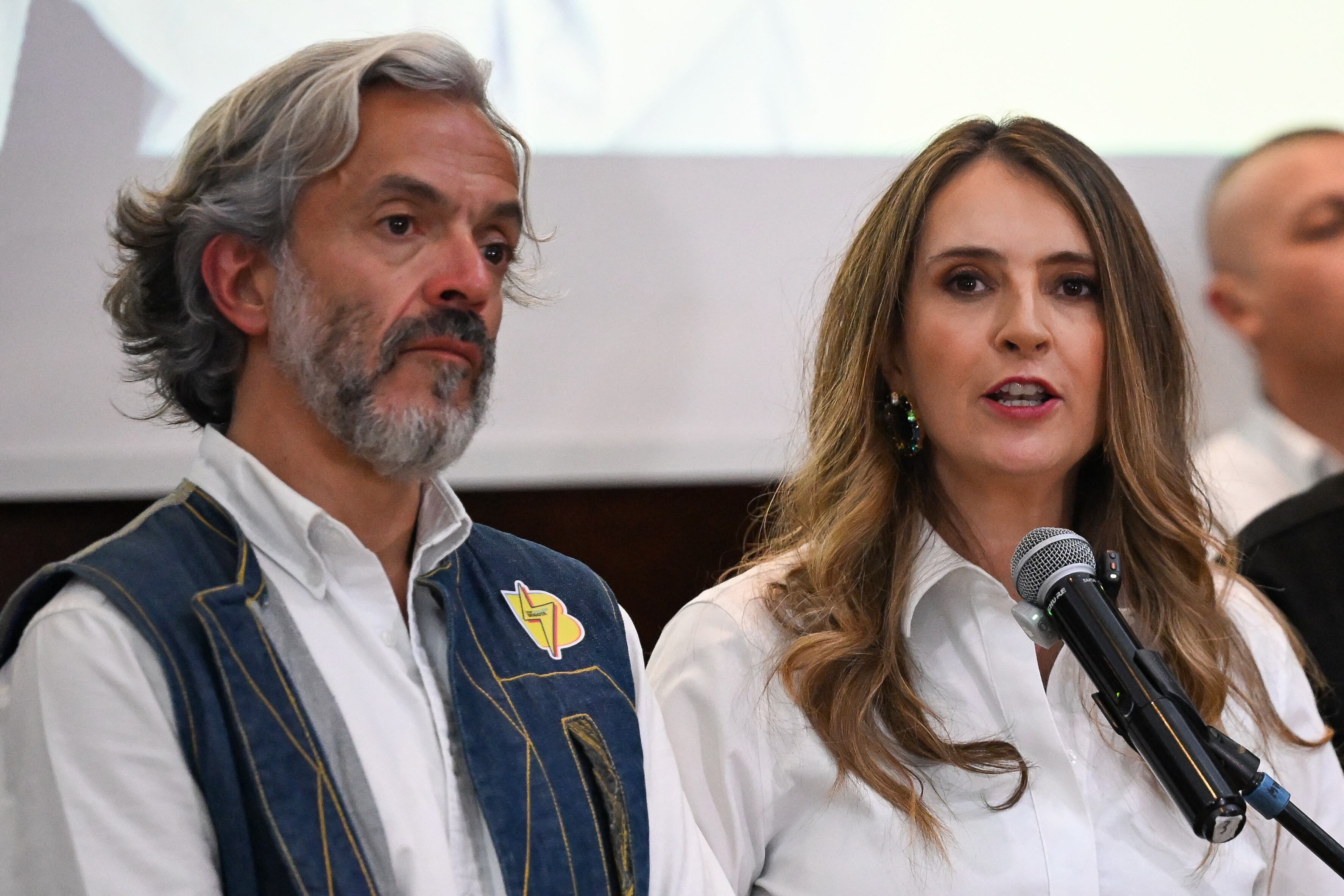 La candidata presidencial colombiana Paloma Valencia, del partido Centro Democrático, habla junto al candidato a la vicepresidencia Juan Daniel Oviedo tras la publicación de los resultados de las elecciones. (Foto de Daniel MUNOZ / AFP).