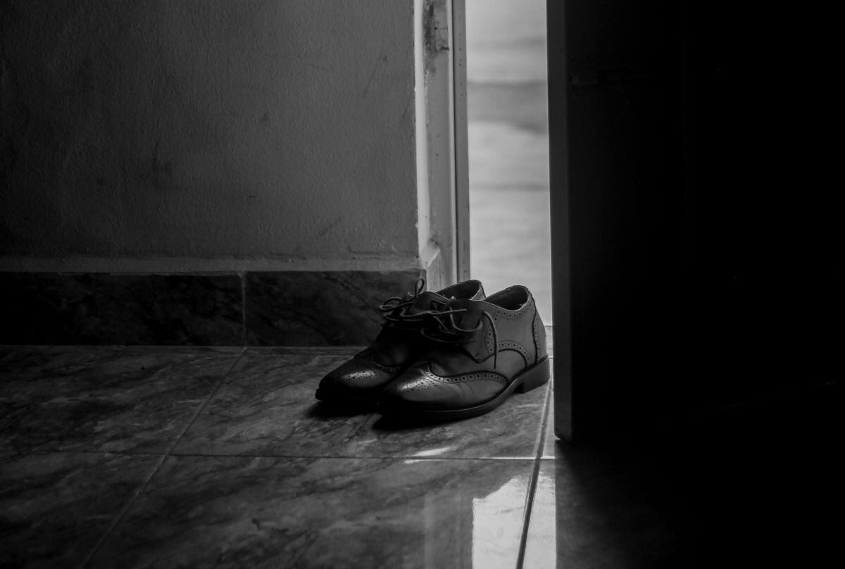 SALUD | Ingresar a casa con tus zapatos se puede convertir en una escena de terror por la cantidad de bacterias que quedarán en el piso. (Foto: Chidi Young / Pexels)