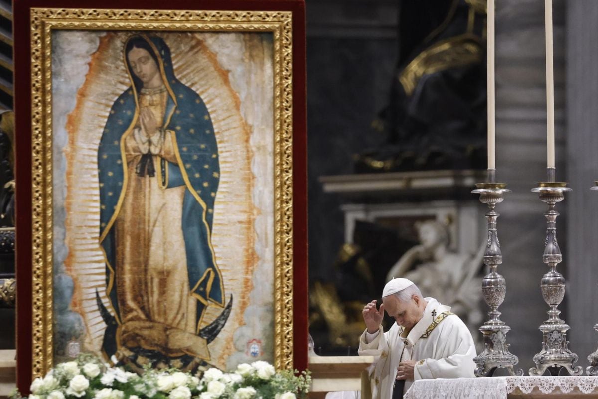 El papa León XIV celebra una misa en memoria de la Santísima Virgen de Guadalupe en la basílica de San Pedro, Vaticano, 12 de diciembre de 2025. Foto: EFE/EPA/FABIO FRUS