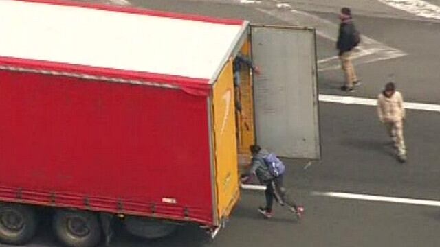 Migrantes trepan a camiones para llegar a Reino Unido [VIDEO]