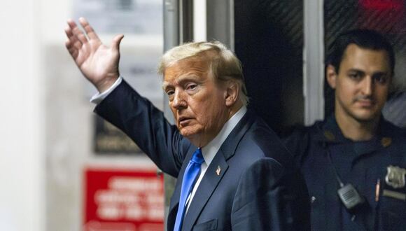 El ex presidente estadounidense Donald Trump sale de la sala mientras el jurado de su juicio penal continúa deliberando en la Corte Suprema del Estado de Nueva York en Nueva York, Nueva York, Estados Unidos, 30 Mayo de 2024. Foto: EFE/EPA/JUSTIN LANE