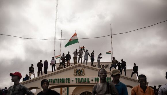 Cientos de personas que respaldan el golpe en Níger se reunieron para una manifestación masiva en la capital Niamey con algunas banderas rusas gigantes. (Foto por AFP)