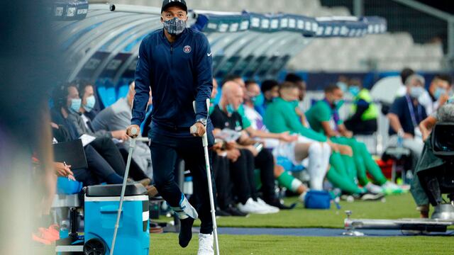 Alarmas encendidas: Kylian Mbappé retornó al banco de suplentes del PSG en muletas | VIDEO