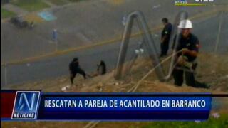 Barranco: Rescatan a pareja que quedó atrapada en acantilado