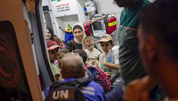 La Organización Mundial de la Salud (OMS) transporta a niños con cáncer desde la zona norte de Gaza al Hospital Nasser en Khan Yunis, al sur de la Franja de Gaza. Foto:  EFE/EPA/HAITHAM IMAD