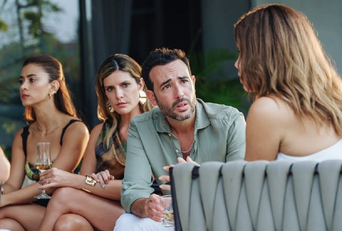 Bárbara Hidalgo (Juana Acosta) reunida con su familia tras sobrevivir a la explosión del yate en la serie colombiana "Medusa" (Foto: Netflix)