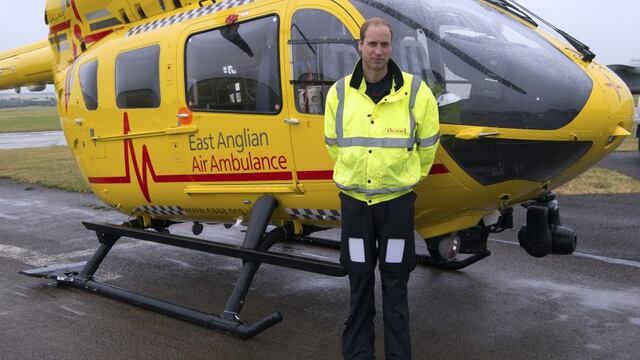 El príncipe Guillermo se despide de su faceta como piloto de ambulancia aérea [FOTOS]