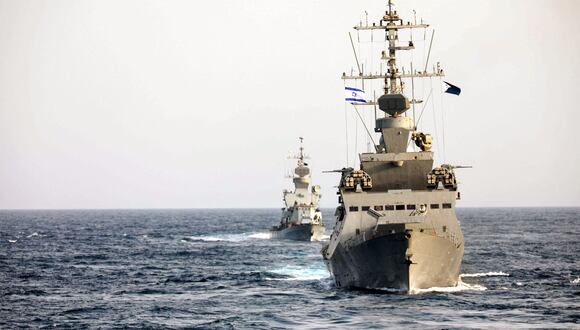 Los buques navales de Israel INS Eilat (al frente) e INS Hetz transitando en formación con el destructor de misiles guiados USS Cole durante el ejercicio en el Mar Rojo el 29 de marzo de 2022. (AFP).