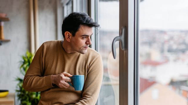 Exponernos a la luz natural del día durante las mañanas, aunque sea cinco minutos, ayuda a regular nuestro organismo. (Foto: iStock)