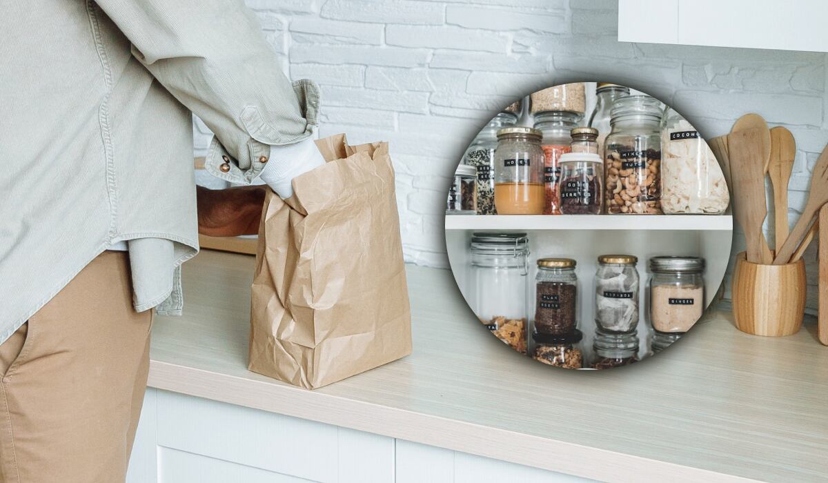Hombre ordenando una bolsa de papel en la cocina. (Imagen: Thirdman/ Pexels)