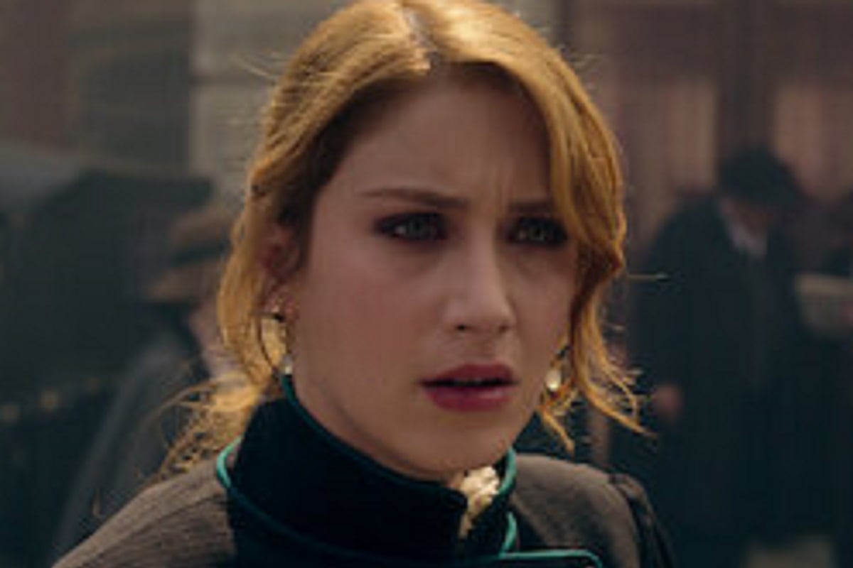 Hazal Kaya es la encargada de interpretar a Esra/Peride en "Medianoche en el Pera Palace" (Foto: Netflix)